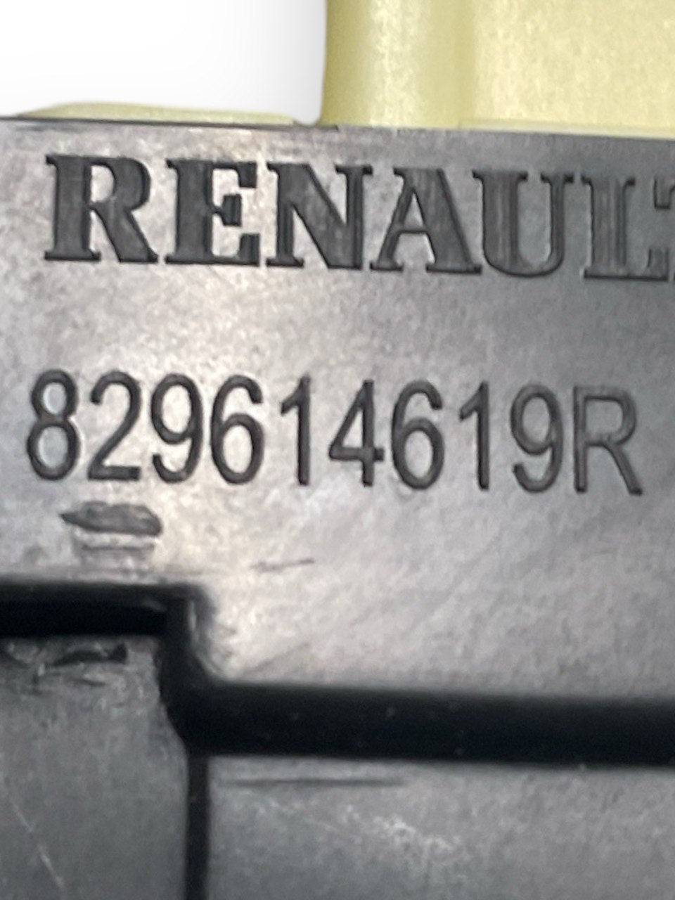 Pulsantiera Alzavetro posteriore destro Renault captur cod:829614619R (2013 - 2019) - F&P CRASH SRLS - Ricambi Usati